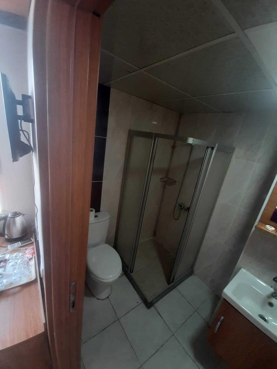 Economy Single Room | Bathroom | Shower, free toiletries, hair dryer, slippers