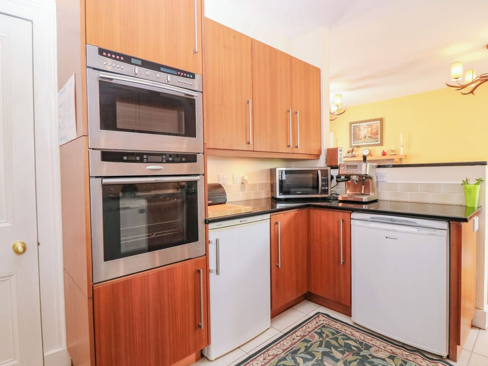 Cottage | Private kitchen | Dishwasher, cookware/dishes/utensils