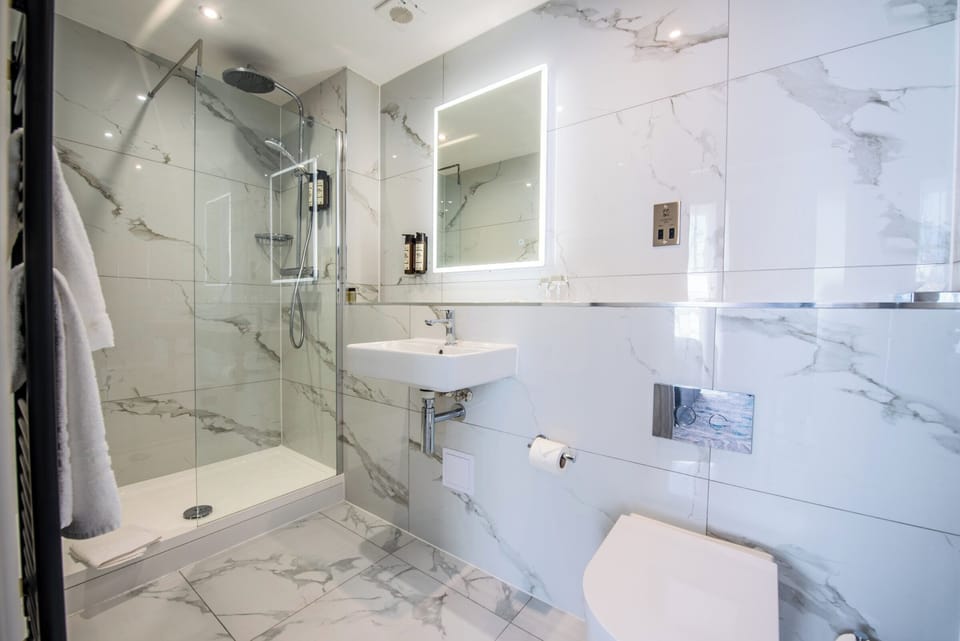 Rainfall showerhead, towels