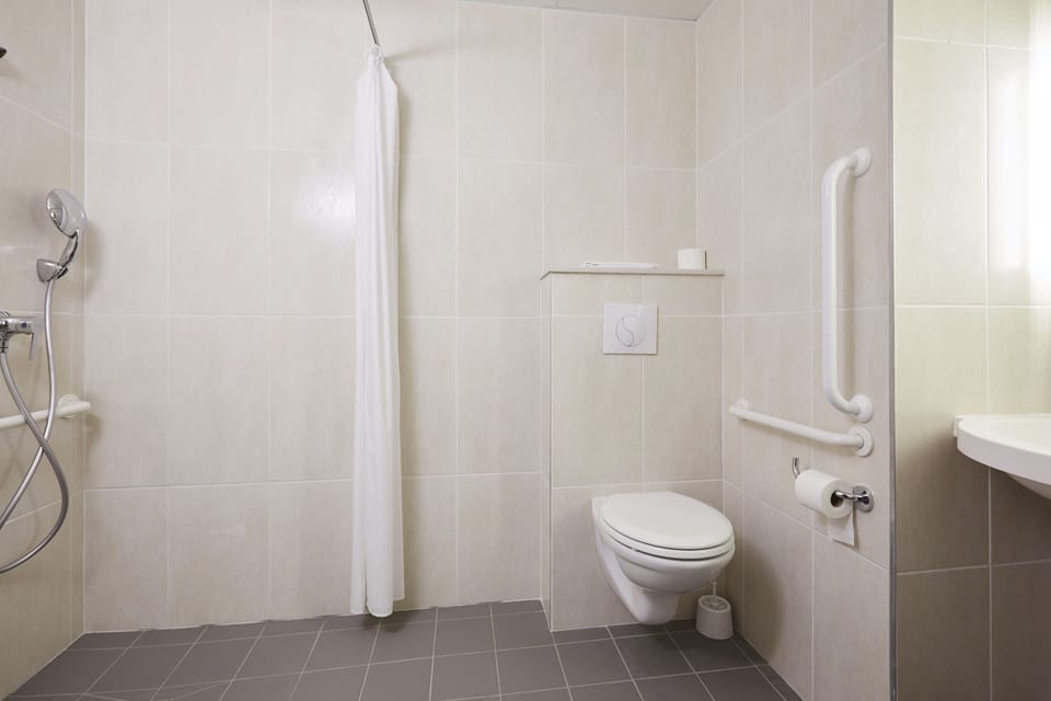Double Room, Accessible, Non Smoking | Bathroom | Shower, towels