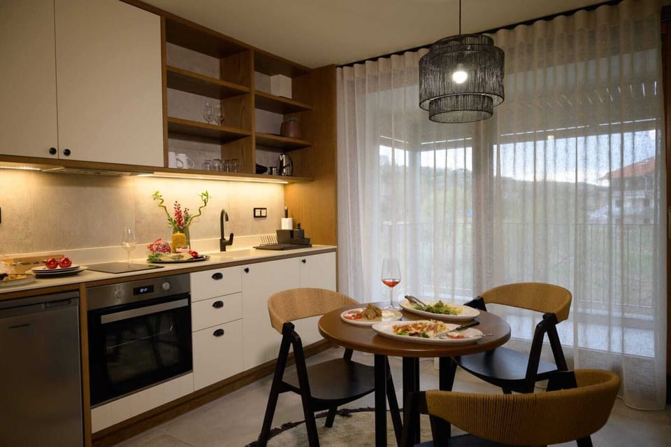 Design Suite, Sea View | Private kitchen | Highchair