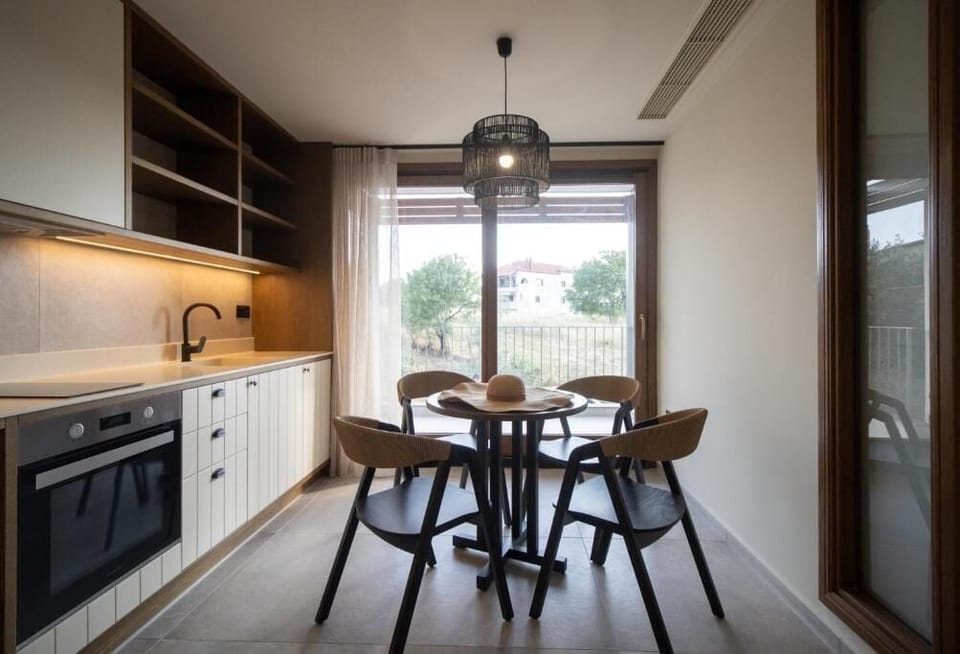 Design Suite, Sea View | Private kitchen | Highchair