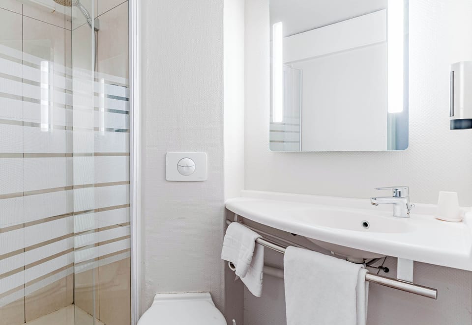 Shower, free toiletries, towels