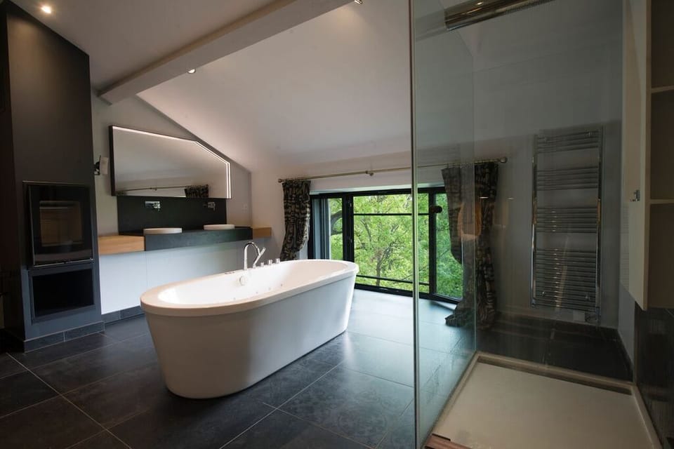 Luxury Suite, 1 Bedroom, Jetted Tub (Elegance) | Deep soaking bathtub