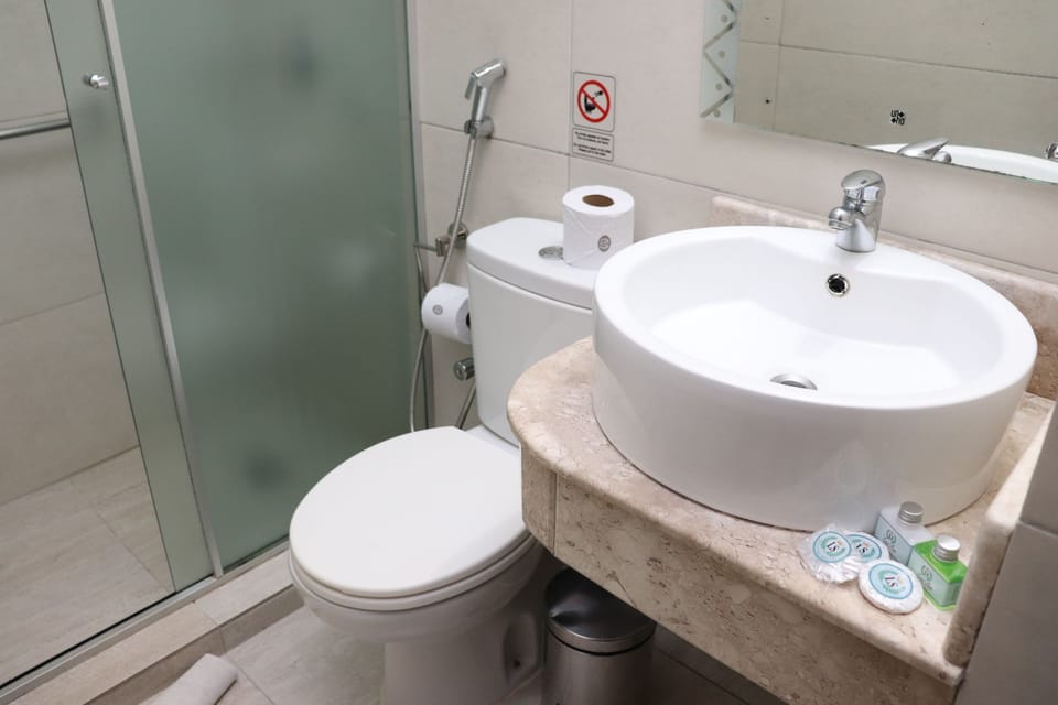 Standard Single Room | Bathroom | Shower, hair dryer, towels