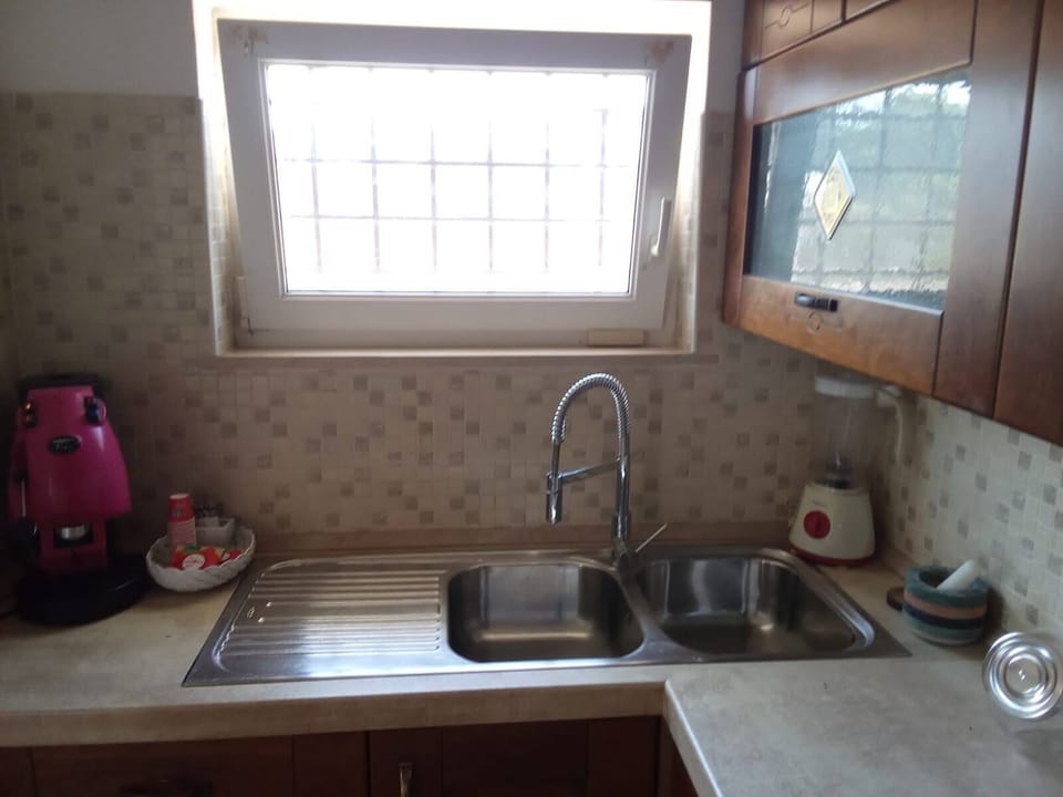 Fridge, oven, stovetop, cookware/dishes/utensils