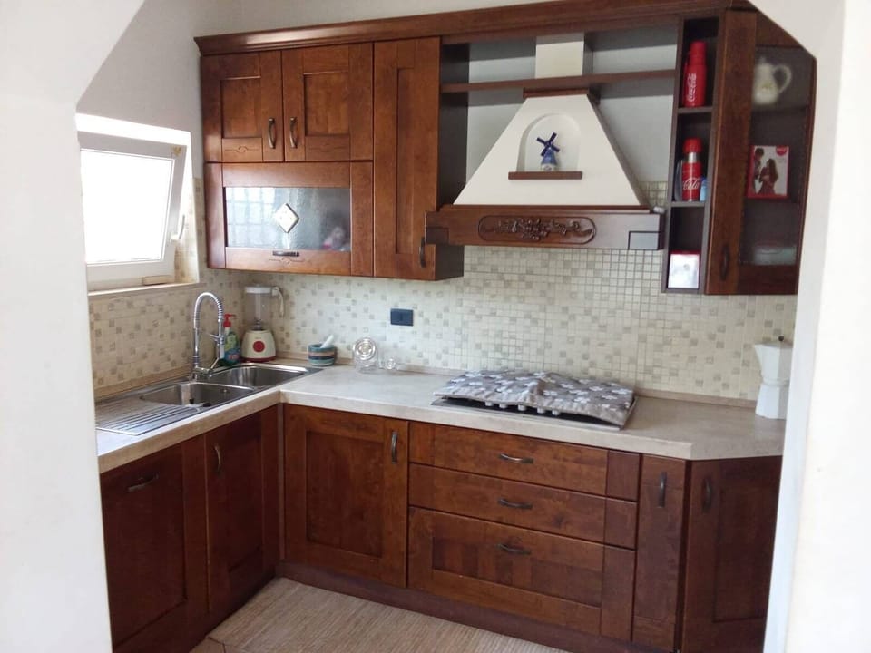 Fridge, oven, stovetop, cookware/dishes/utensils
