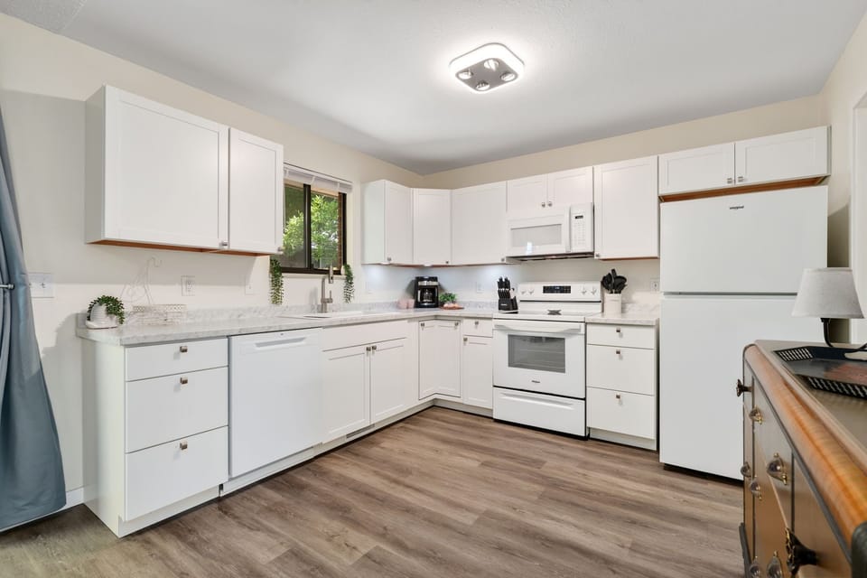 Townhome, Multiple Beds, Garden View (Backyard Hideaway) | Private kitchen