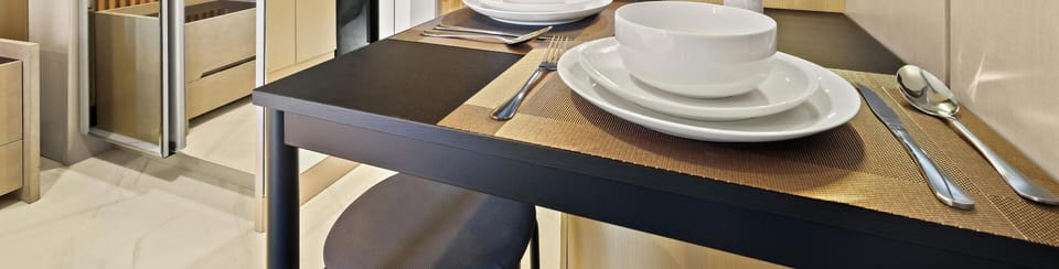 Apartment, Balcony, City View | In-room dining