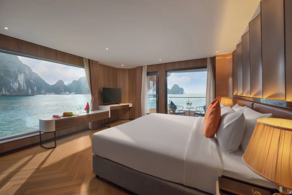 Suite, 1 King Bed, Ocean View | In-room safe, desk, laptop workspace, soundproofing
