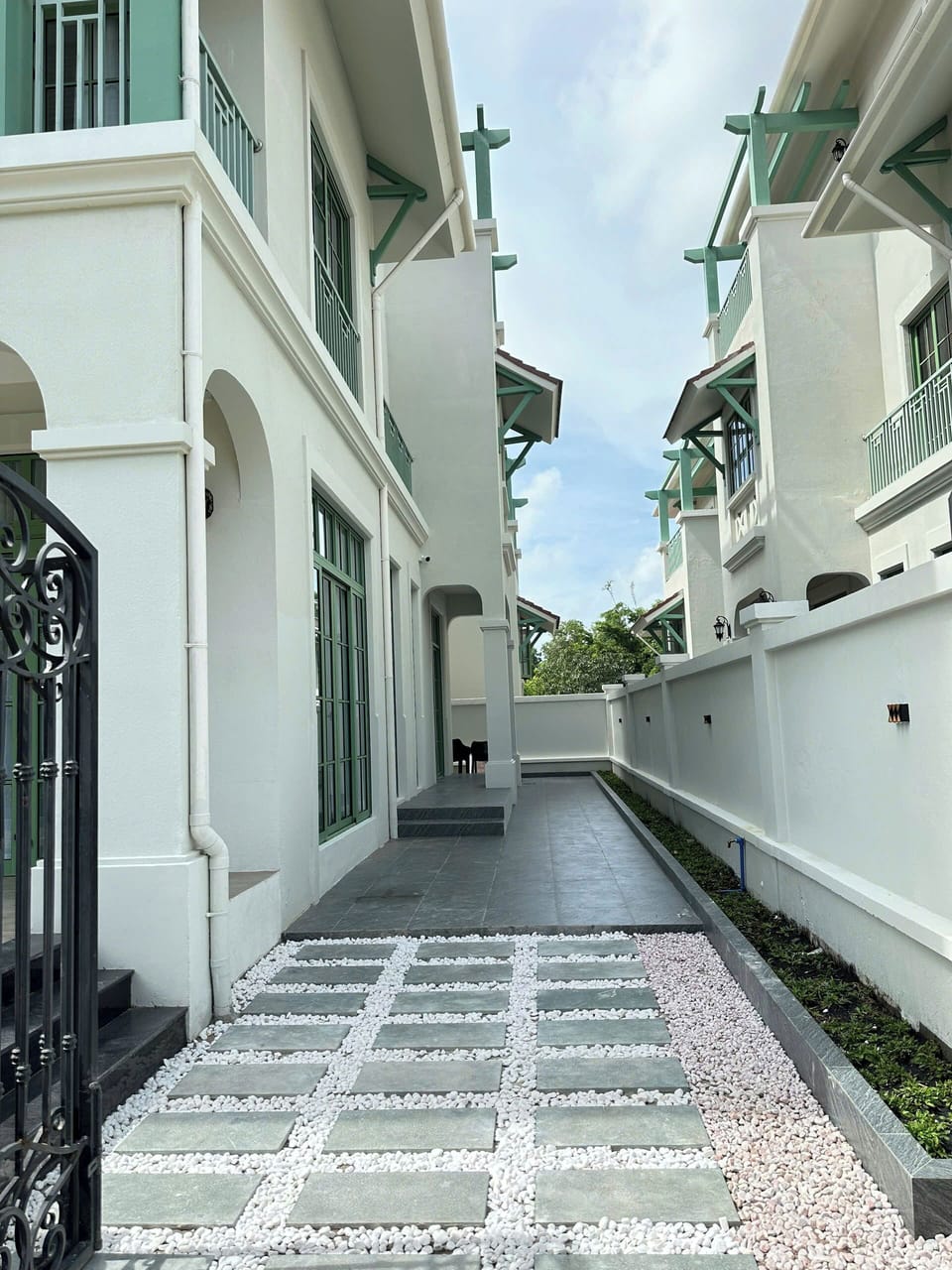Luxury Villa, City View | Desk, WiFi (free), bed sheets