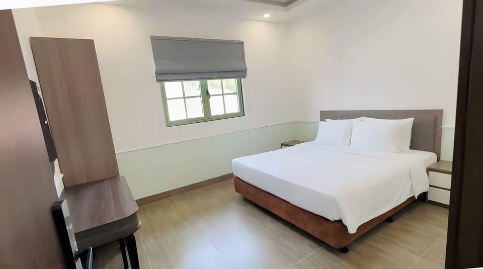 Luxury Villa, City View | Desk, WiFi (free), bed sheets