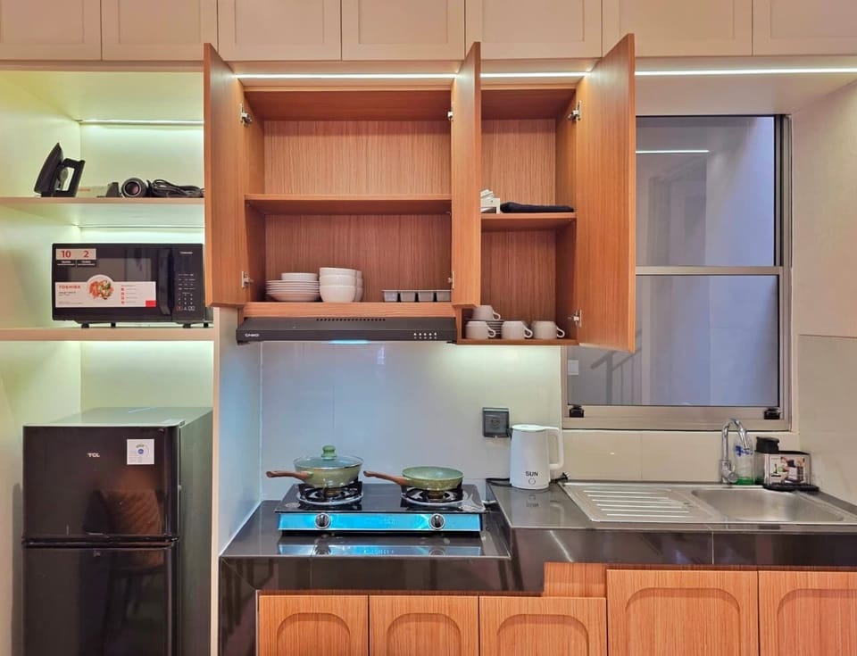 Fridge, microwave, stovetop, cookware/dishes/utensils