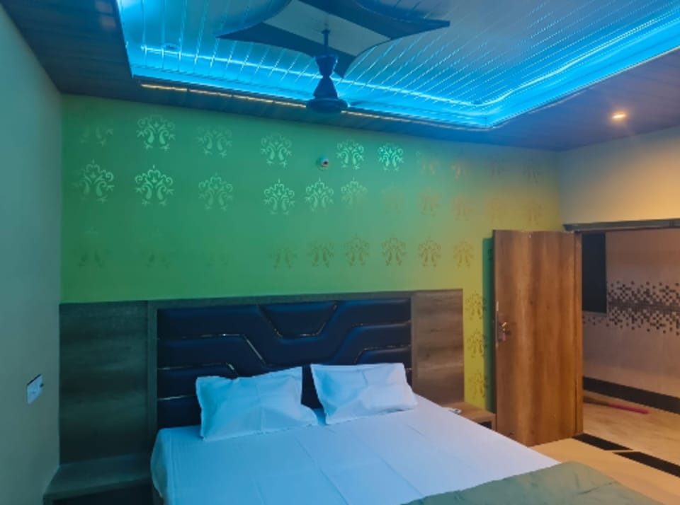Double Room, Shared Bathroom | WiFi (free), bed sheets