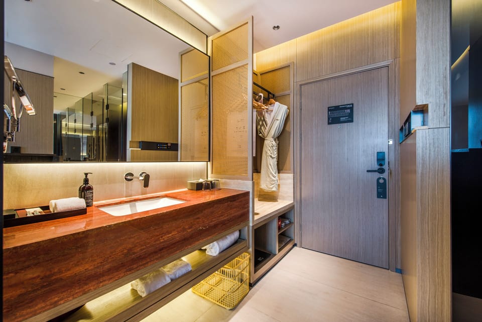 Comfort Double or Twin Room, Balcony | Bathroom | Shower, rainfall showerhead, towels, shampoo