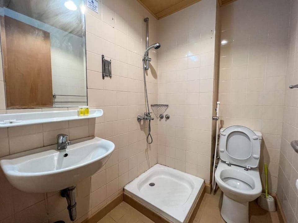 Twin Room | Bathroom
