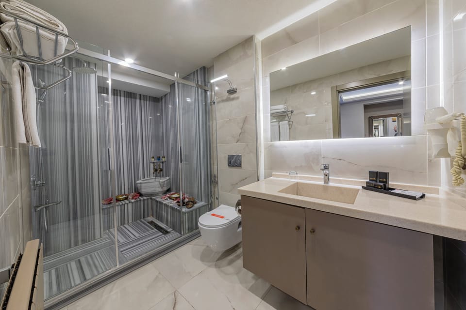 Executive Suite with Jacuzzi and Hammam | Bathroom | Hair dryer, slippers, towels, soap