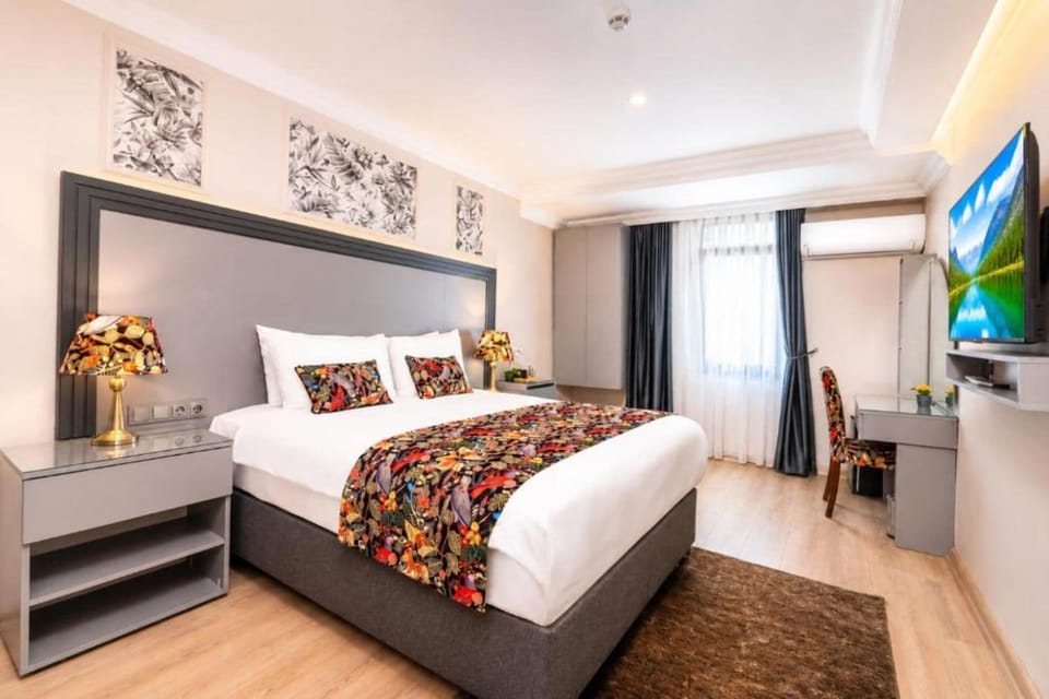 Suite | In-room safe, soundproofing, WiFi (free), bed sheets