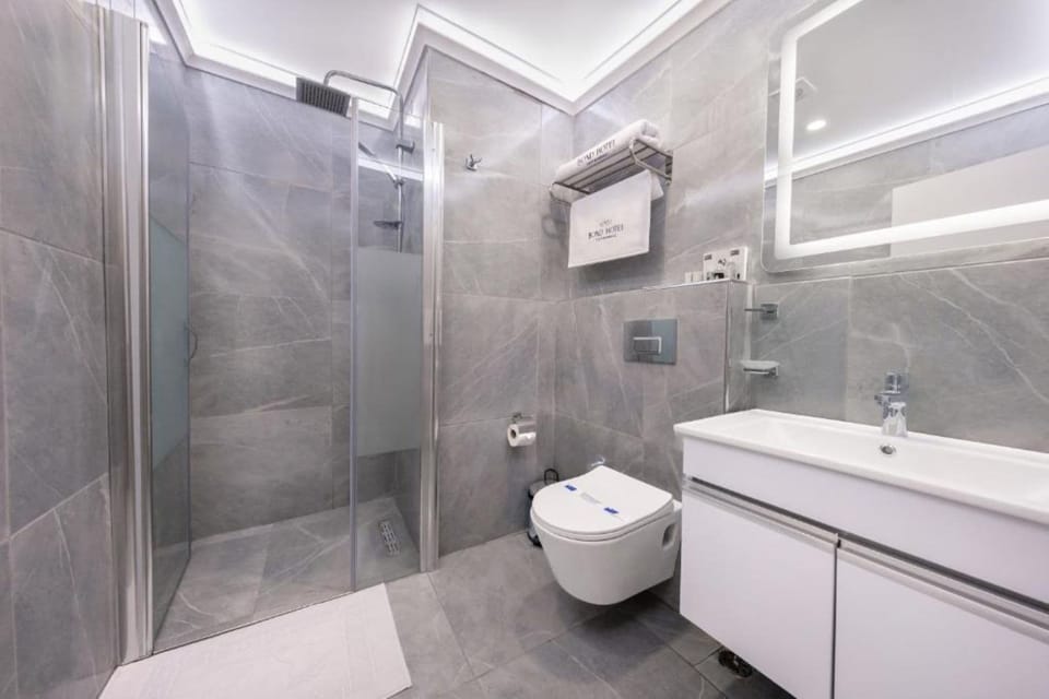 Deluxe Room | Bathroom | Shower, hair dryer, towels, soap