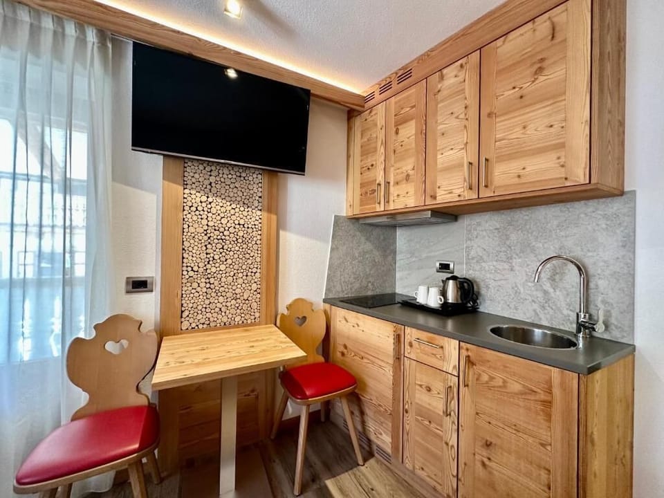Deluxe Studio, Balcony, Mountain View | Private kitchen