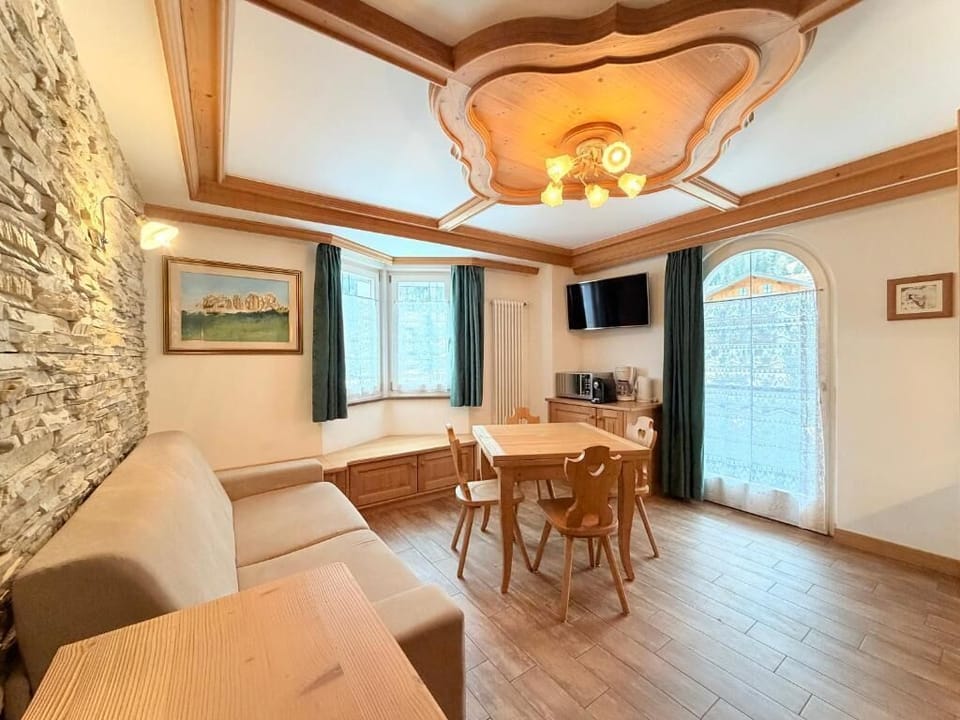 Deluxe Apartment, Balcony, Mountain View | Living area | Printers