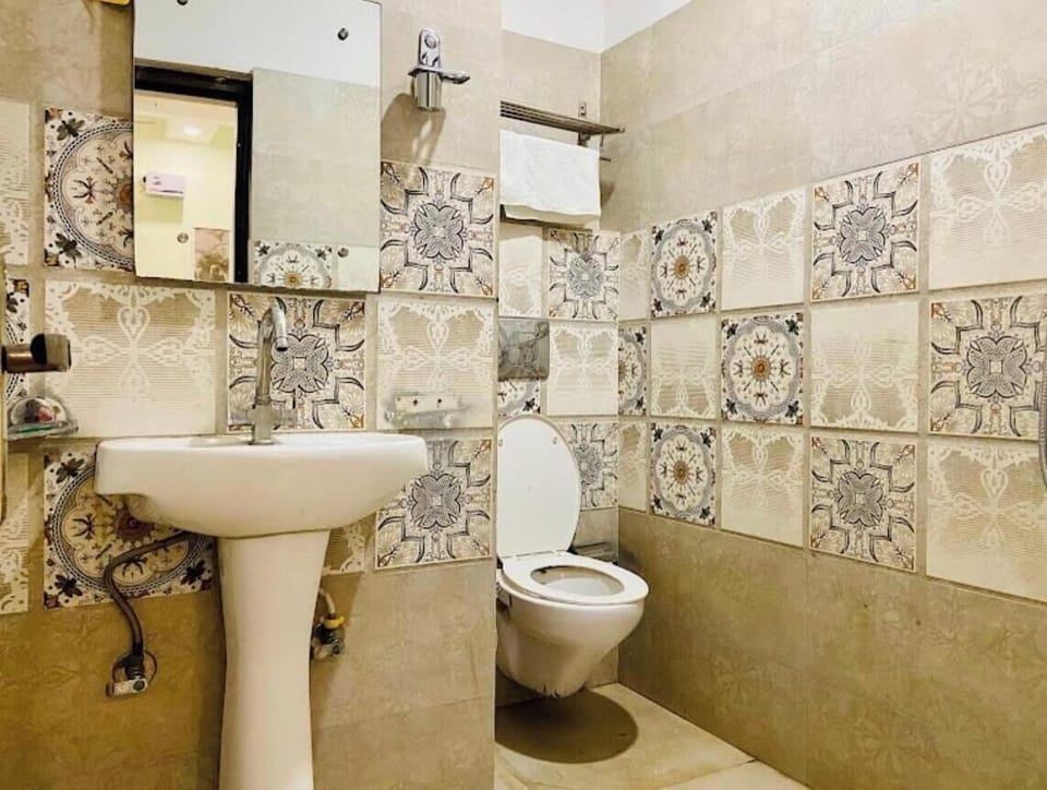 Deluxe Room | Bathroom | Shower, towels, soap