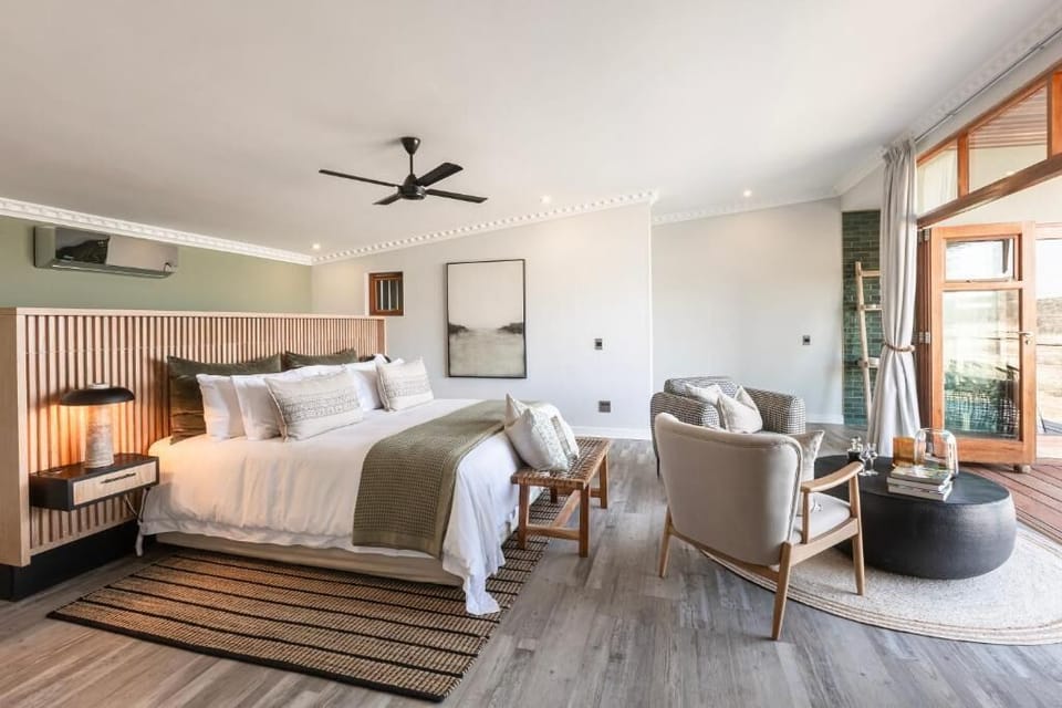 Signature Suite | In-room safe, blackout drapes, WiFi (free), individually furnished