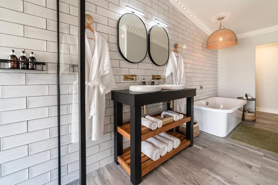 Signature Suite | Bathroom | Free toiletries, hair dryer, bathrobes, slippers