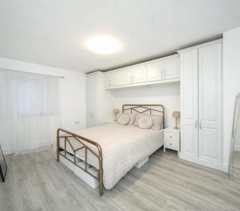 Retro Large Apartment Sleeps 2,parking, Wifi & Tv Apartment in The Royal Town of Sutton Coldfield