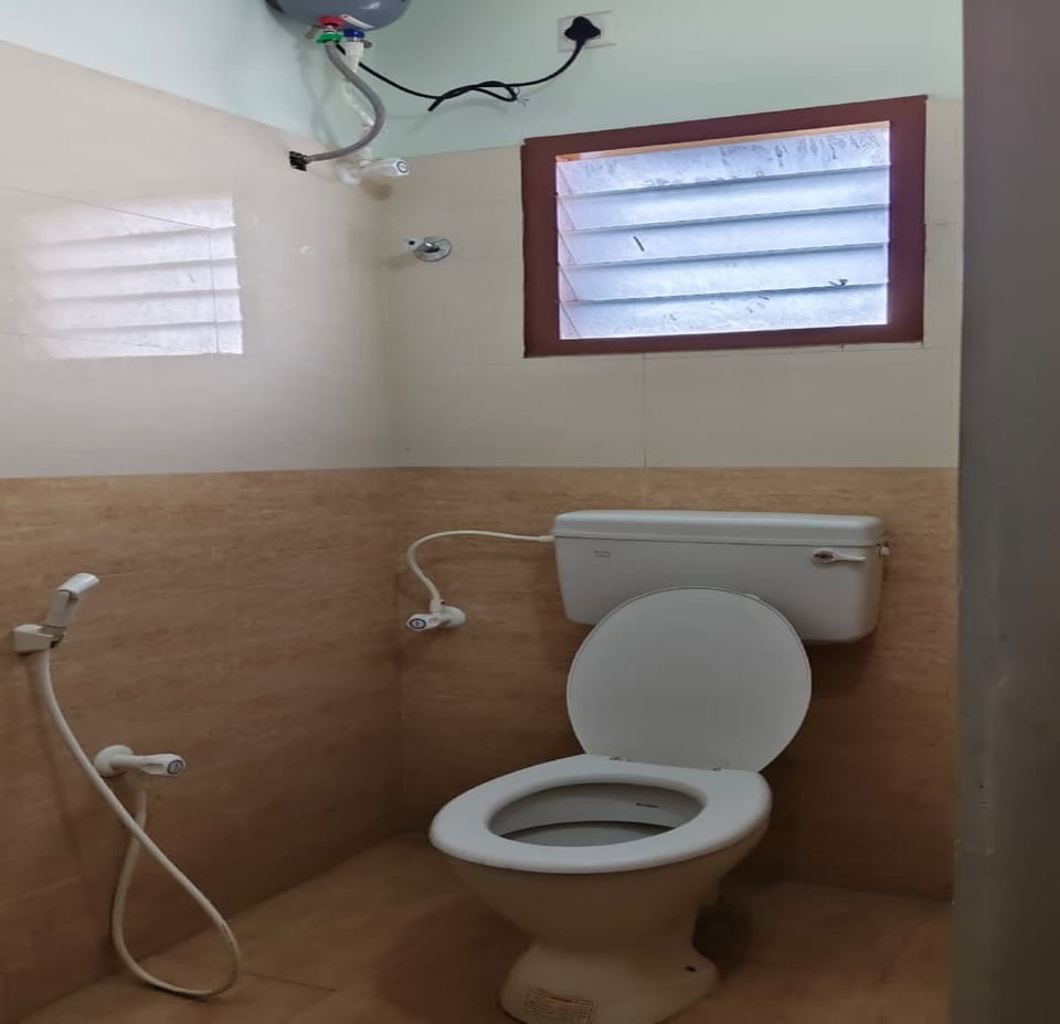 Standard Room | Bathroom | Shower, free toiletries, towels