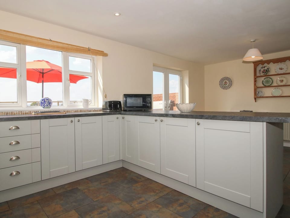 Cottage | Private kitchen | Dishwasher, cookware/dishes/utensils