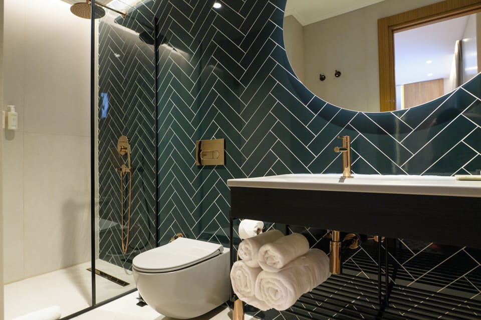 Superior Double Room | Bathroom | Shower, hair dryer, slippers, towels