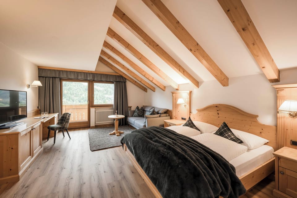 Junior Suite, Balcony, Mountain View | WiFi (free), bed sheets