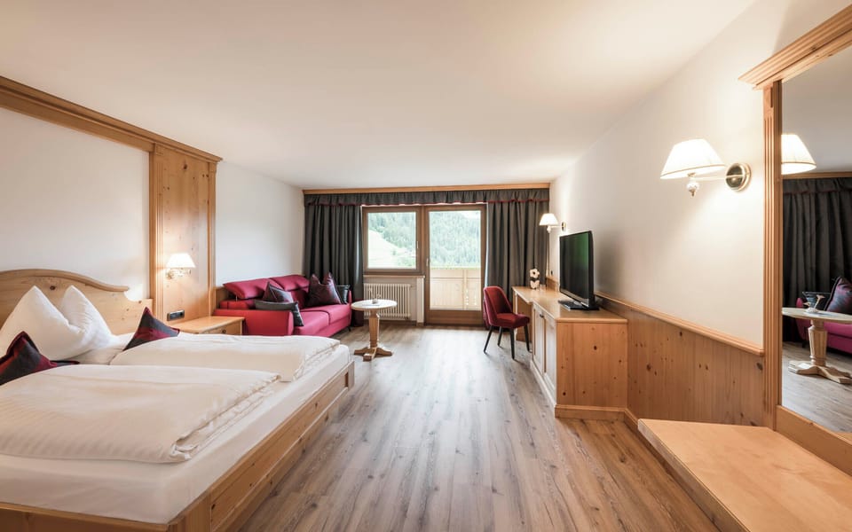 Junior Suite, Balcony, Mountain View | WiFi (free), bed sheets