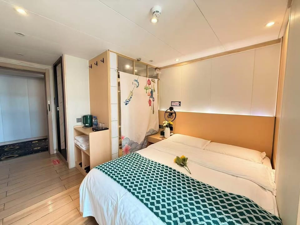 Basic Quadruple Room | Laptop workspace