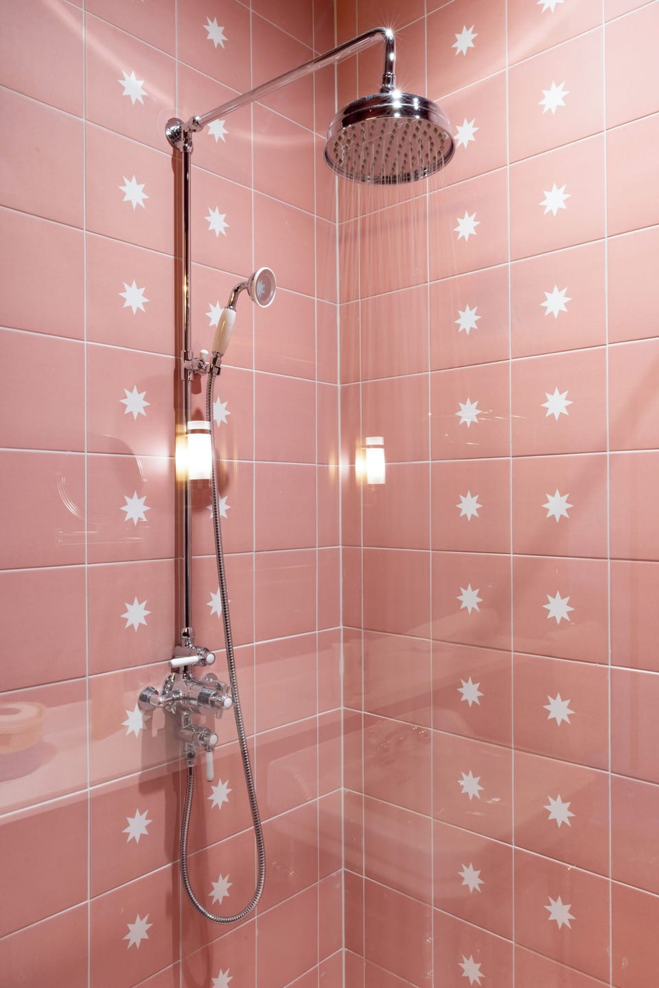Luxe | Bathroom | Hair dryer, towels, soap, shampoo