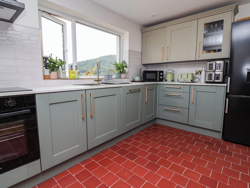 Cottage | Private kitchen | Dishwasher, cookware/dishes/utensils