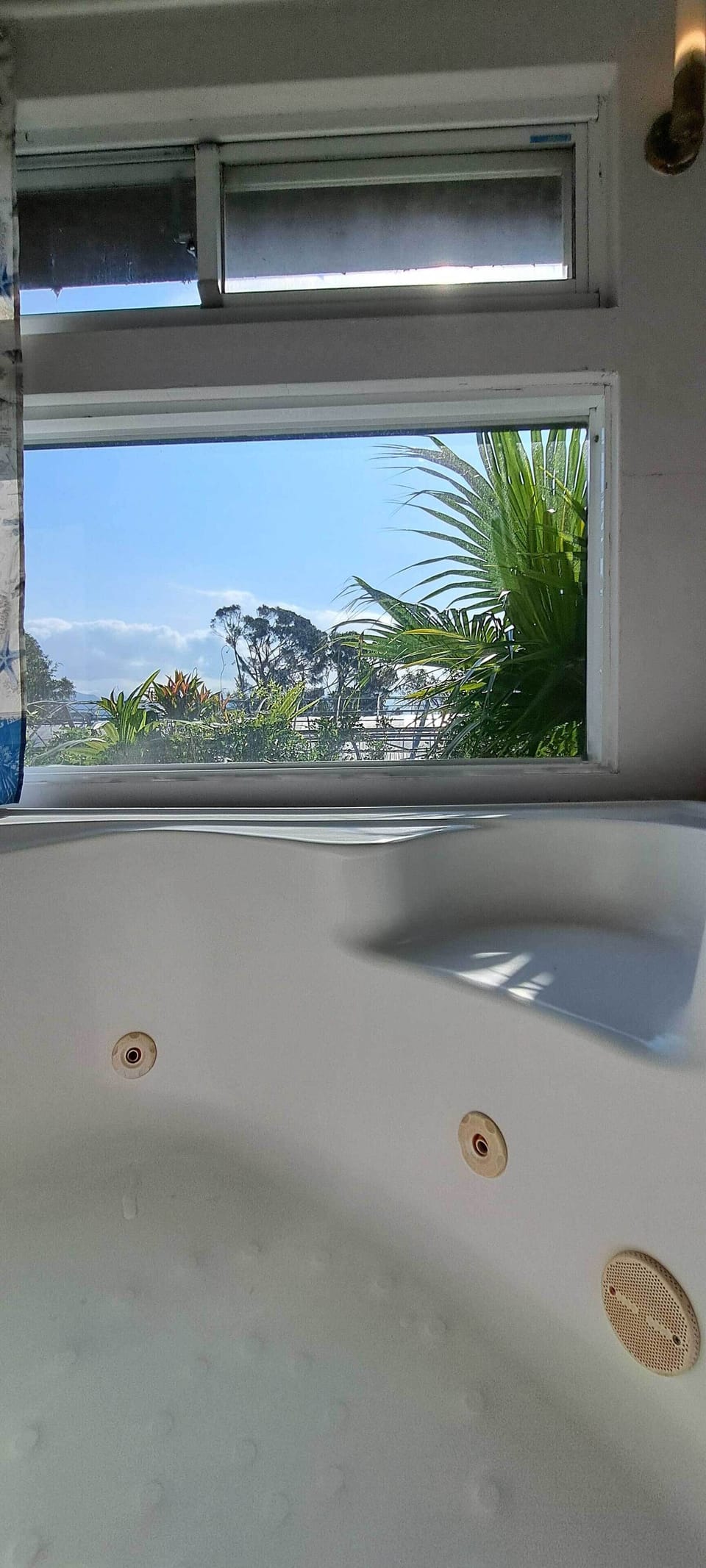 Comfort House, 2 Double Beds, Non Smoking, Jetted Tub | Bathroom | Free toiletries, hair dryer, slippers, towels