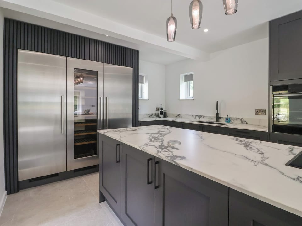 Cottage | Private kitchen | Dishwasher, cookware/dishes/utensils