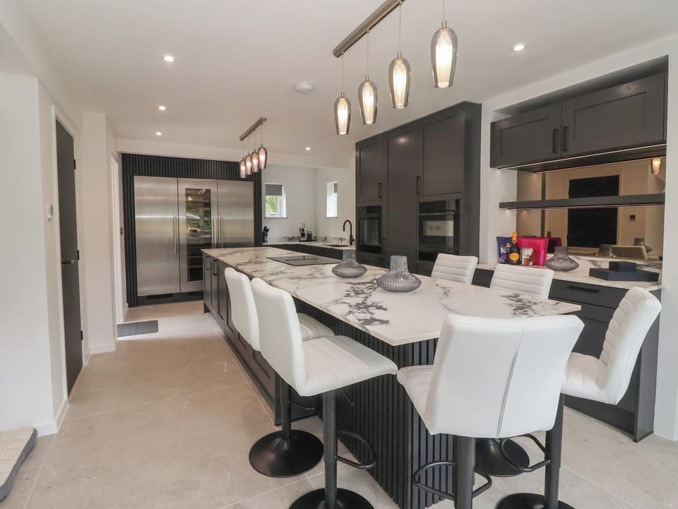 Cottage | Private kitchen | Dishwasher, cookware/dishes/utensils