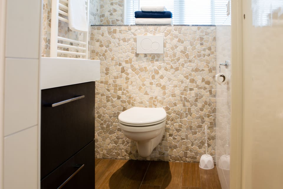 Deluxe Double Room, 1 King Bed | Bathroom | Shower, designer toiletries, hair dryer, towels