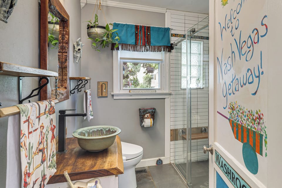 'nashvegas Getaway' w/ Hot Tub Near Broadway Cottage in Nashville