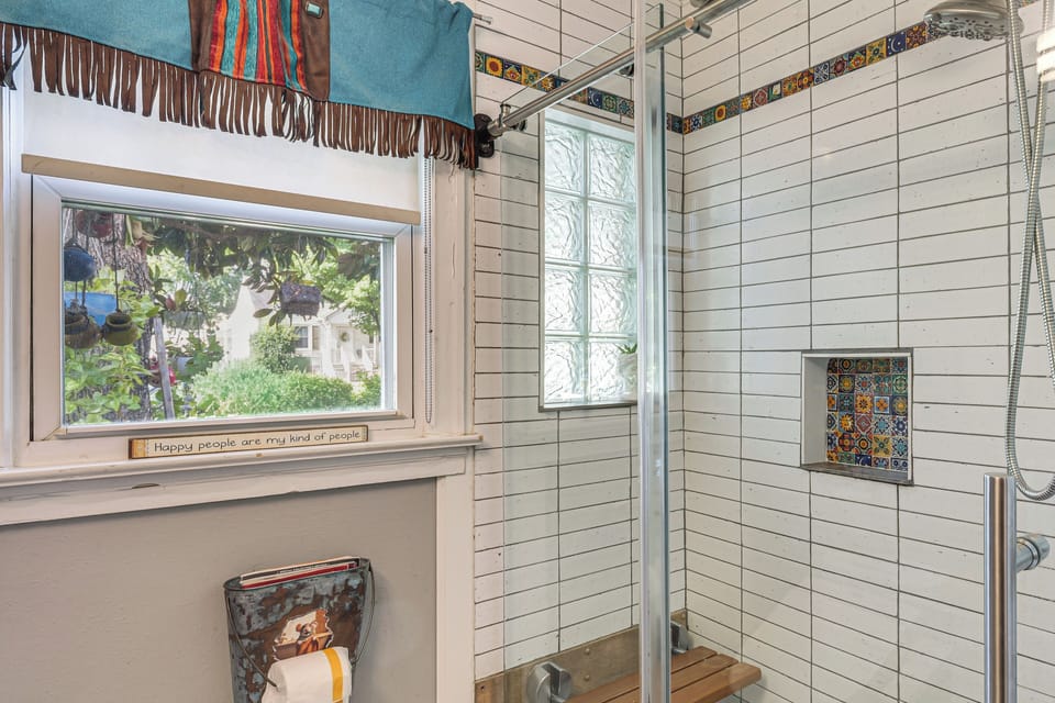 'nashvegas Getaway' w/ Hot Tub Near Broadway Cottage in Nashville