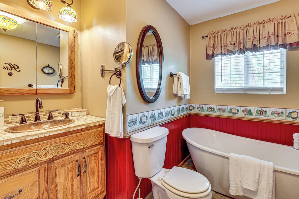 Outdoor Kitchen & Patio Oasis! 5BR Rapid City Home Cottage in Rapid City