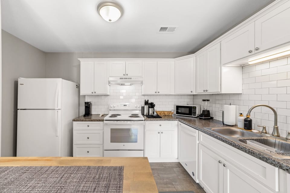 Condo, 2 Queen Beds, Garden View (Millan Enterprises (311 Hawkins Road)) | Private kitchen