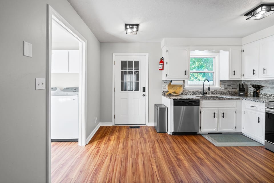 House, Multiple Beds, Garden View (1579 Mary Beth Ln (Joe DeMars)) | Private kitchen