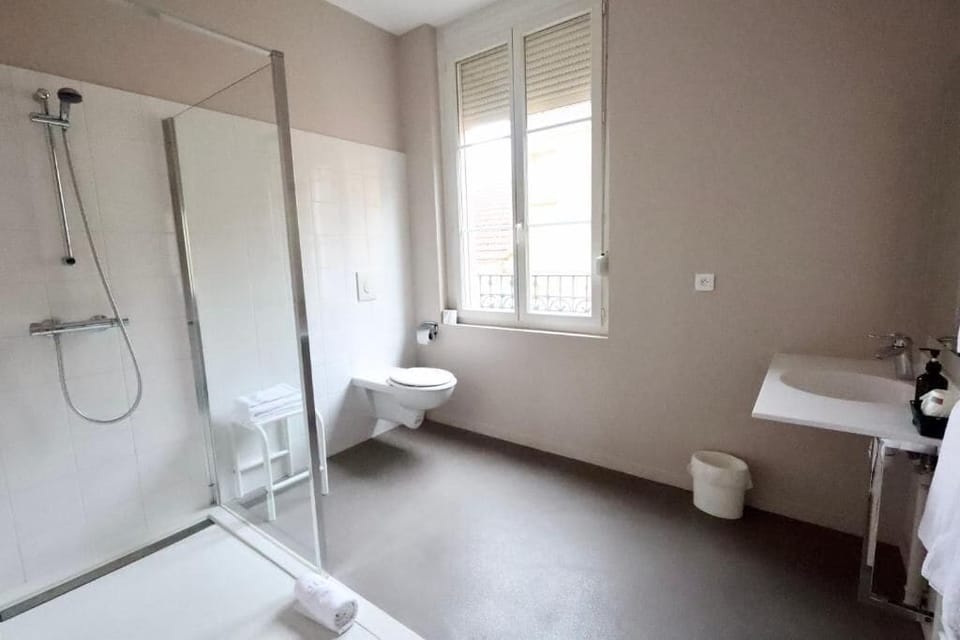 Family Triple Room | Bathroom | Free toiletries, hair dryer, towels, soap
