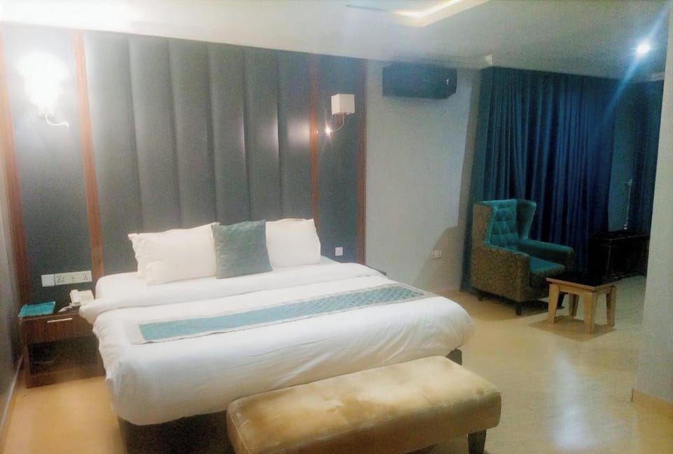 Superior Suite | In-room safe, desk, laptop workspace, WiFi (free)
