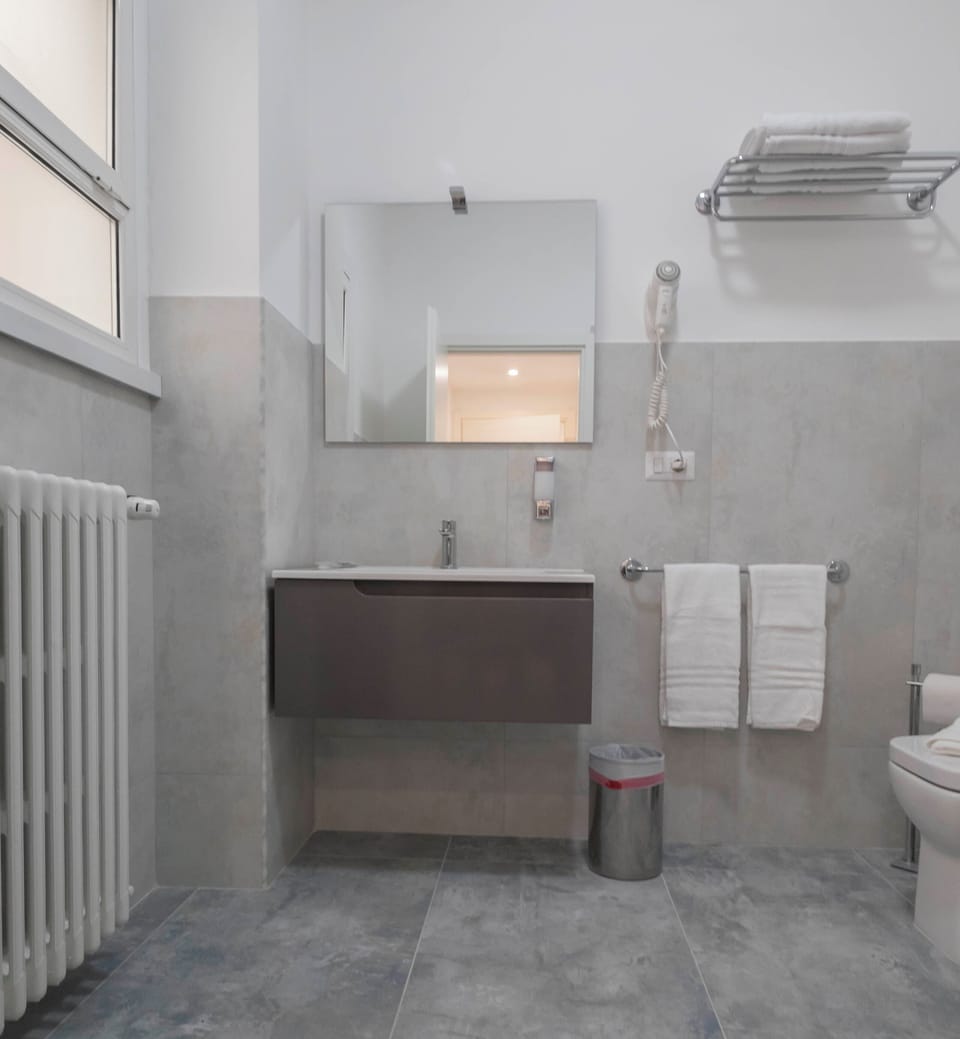 Shower, rainfall showerhead, free toiletries, hair dryer