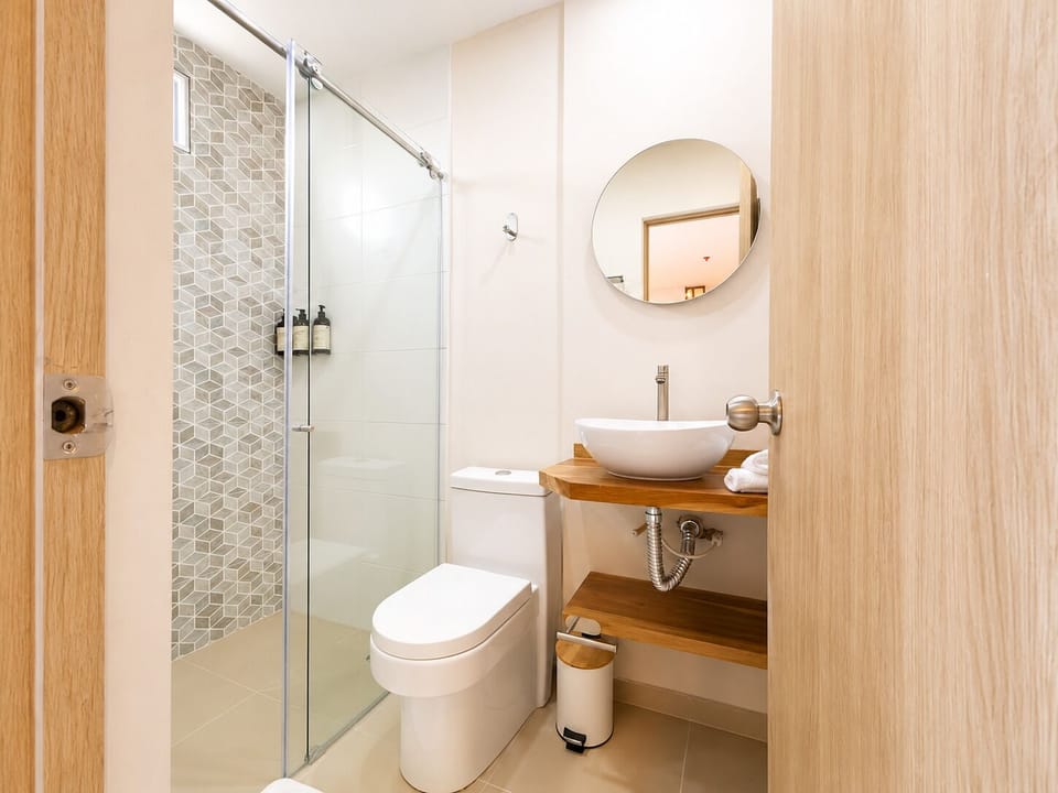 Comfort Triple Room | Bathroom | Shower, free toiletries, towels, soap